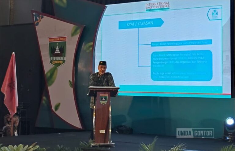 Rektor UNIDA Gontor Prof. Hamid Fahmy Zarkasyi menyampaikan keynote speech pada Konferensi Wakaf Internasional di Padang, Sumatera Barat.