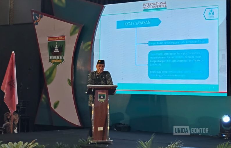 Rektor UNIDA Gontor Prof. Hamid Fahmy Zarkasyi menyampaikan keynote speech pada Konferensi Wakaf Internasional di Padang, Sumatera Barat.