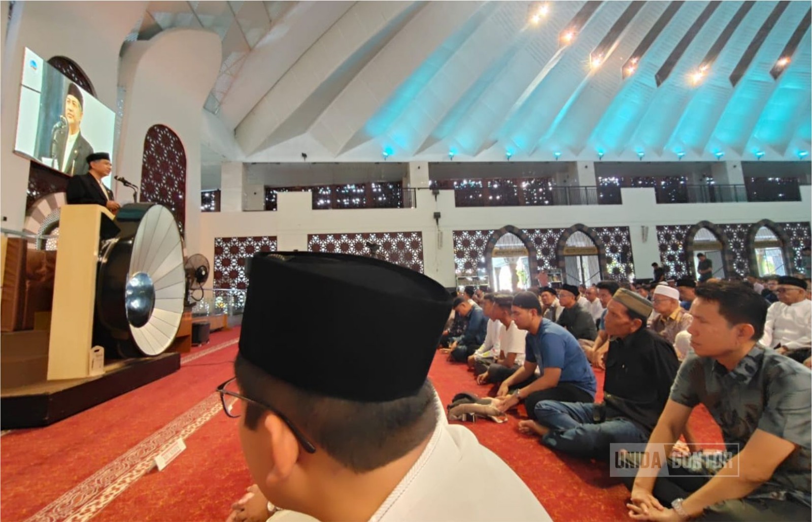 Rektor UNIDA Gontor Prof. Hamid Fahmy Zarkasyi menyampaikan khutbah Jumat di Masjid Raya Syekh Ahmad Khatib al-Minangkabawi, Sumatera Barat.