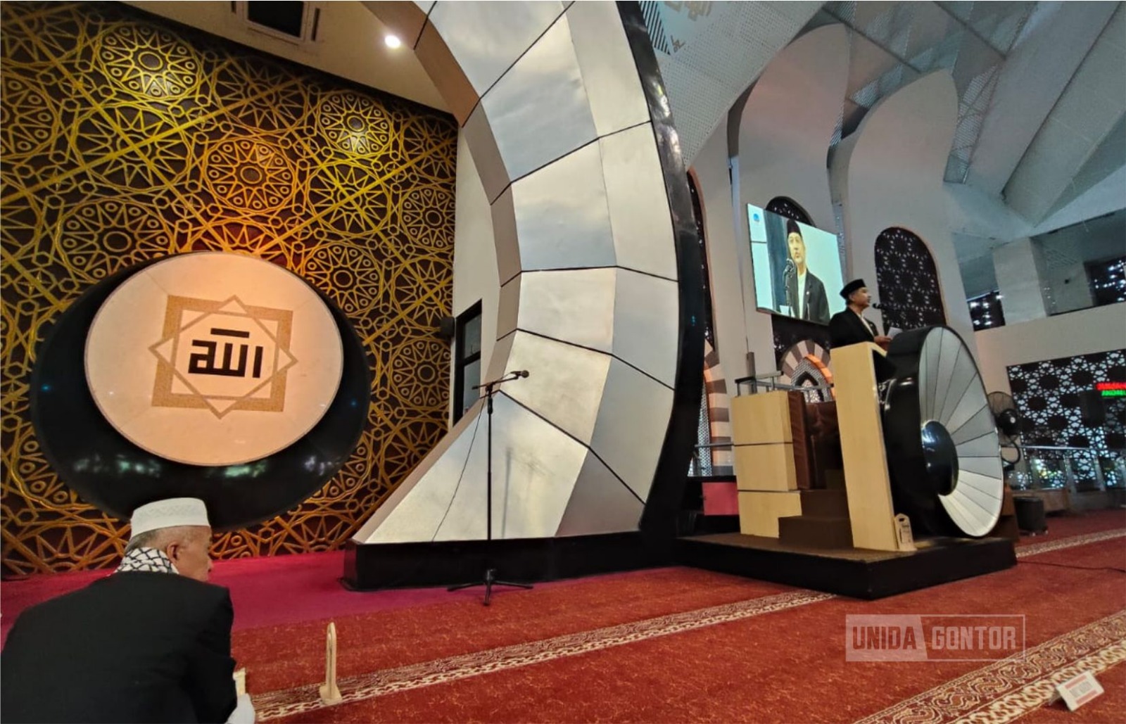 Rektor UNIDA Gontor Prof. Hamid Fahmy Zarkasyi menyampaikan khutbah Jumat di Masjid Raya Syekh Ahmad Khatib al-Minangkabawi, Sumatera Barat.