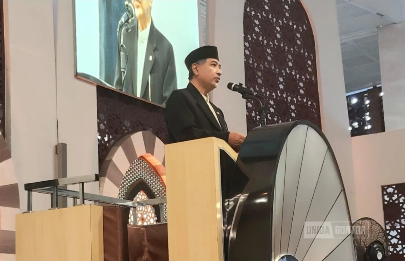 Rektor UNIDA Gontor Prof. Hamid Fahmy Zarkasyi menyampaikan khutbah Jumat di Masjid Raya Syekh Ahmad Khatib al-Minangkabawi, Sumatera Barat.