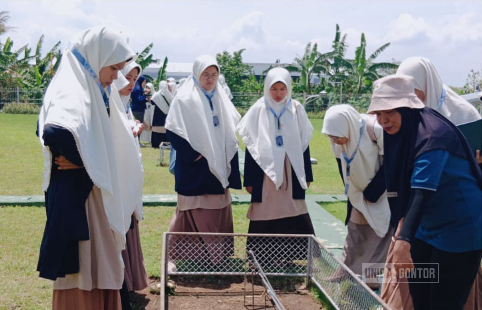 Mahasiswi IQT UNIDA Gontor belajar ayat kauniyyah di BMKG Stasiun Klimatologi Malang bersama narasumber BMKG.