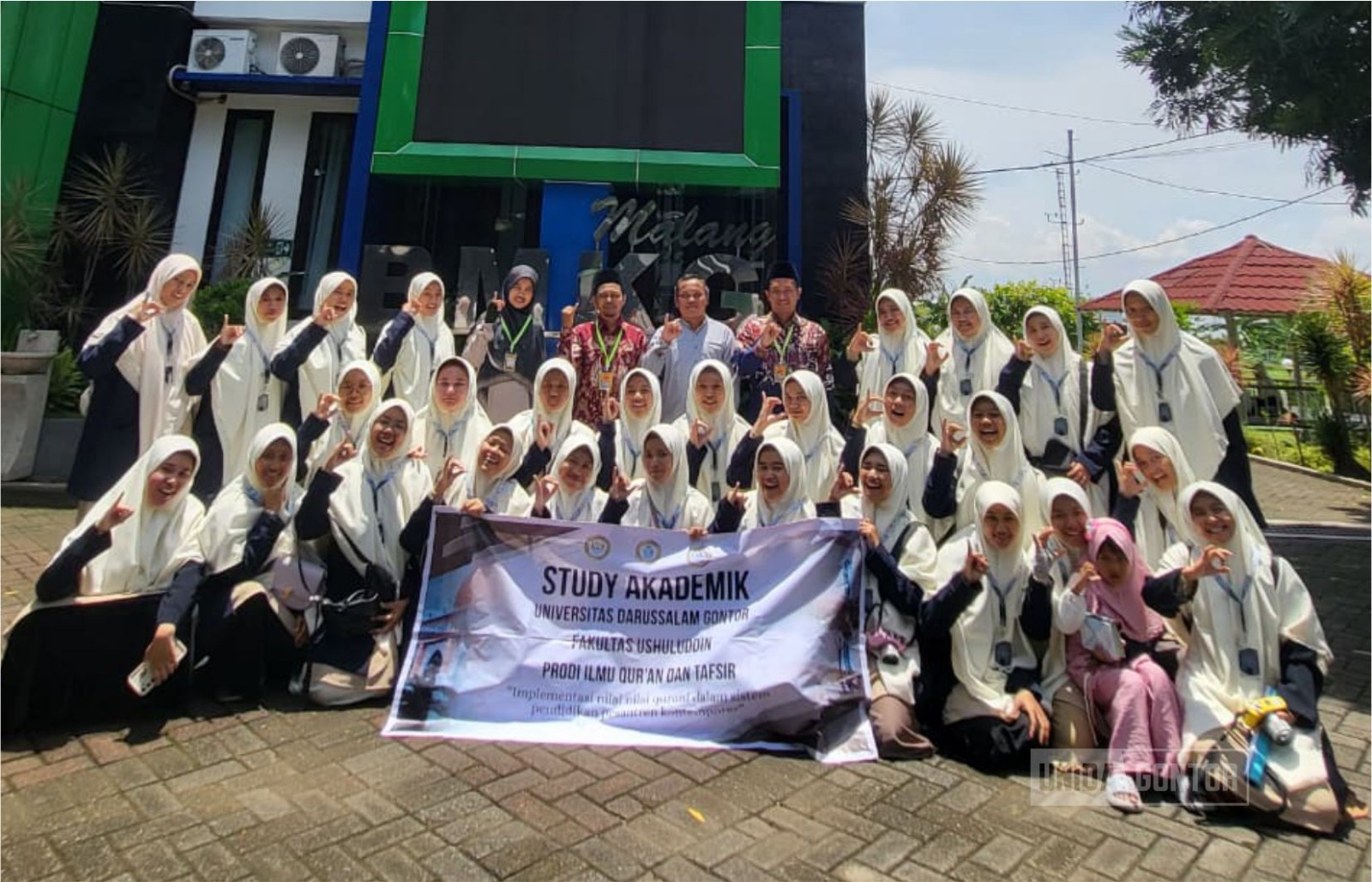 Mahasiswi IQT UNIDA Gontor belajar ayat kauniyyah di BMKG Stasiun Klimatologi Malang bersama narasumber BMKG.