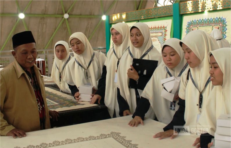 Mahasiswi IQT UNIDA Gontor mengamati Mushaf Al-Qur’an Akbar di Masjid Baitul Qur’an KH. Muntaha Al-Hafidz, Wonosobo, didampingi dosen pembimbing.