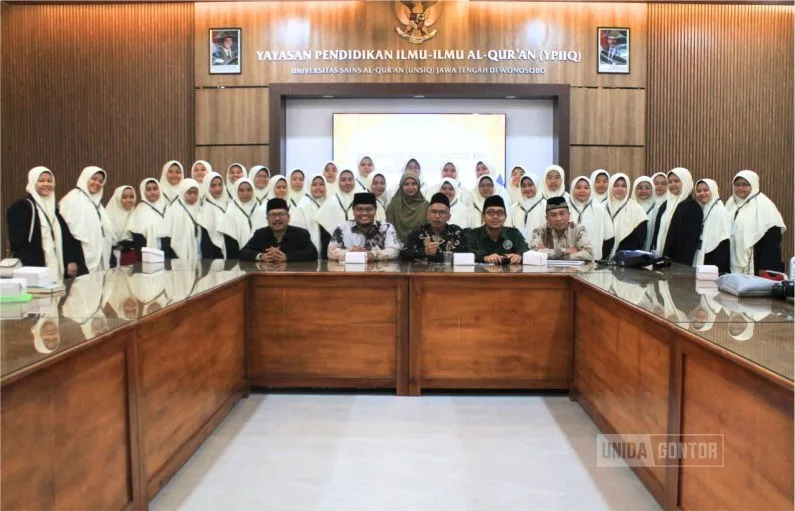 Mahasiswi IQT UNIDA Gontor mengamati Mushaf Al-Qur’an Akbar di Masjid Baitul Qur’an KH. Muntaha Al-Hafidz, Wonosobo, didampingi dosen pembimbing.