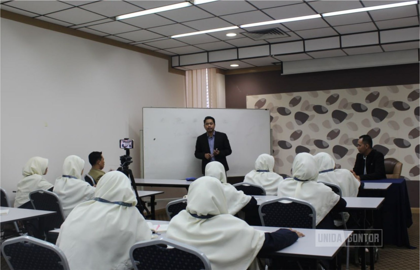 Mahasiswi SAA UNIDA Gontor berkunjung ke RZS-CASIS Kuala Lumpur bersama Dr. Mohd Hilmi bin Ramli, membahas ta’dib dan peradaban Islam.