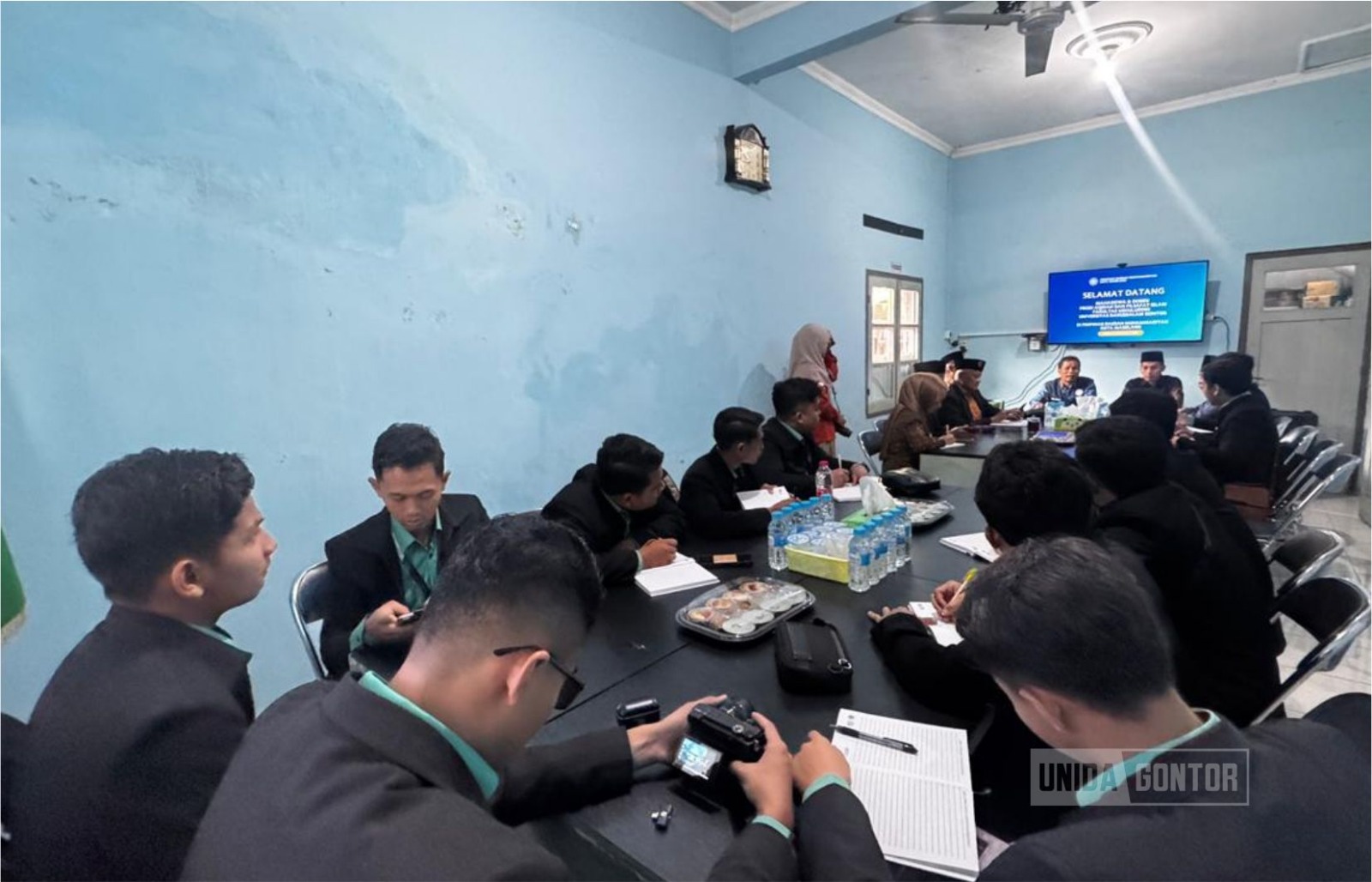 Mahasiswa AFI UNIDA Gontor berdialog dengan pimpinan PDM Kota Magelang membahas filosofi dan tantangan dakwah di era digital; sesi ditutup dengan penyerahan cenderamata.