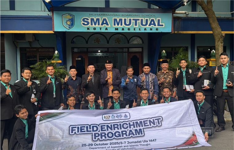 Mahasiswa AFI UNIDA Gontor berdialog dengan pimpinan PDM Kota Magelang membahas filosofi dan tantangan dakwah di era digital; sesi ditutup dengan penyerahan cenderamata.