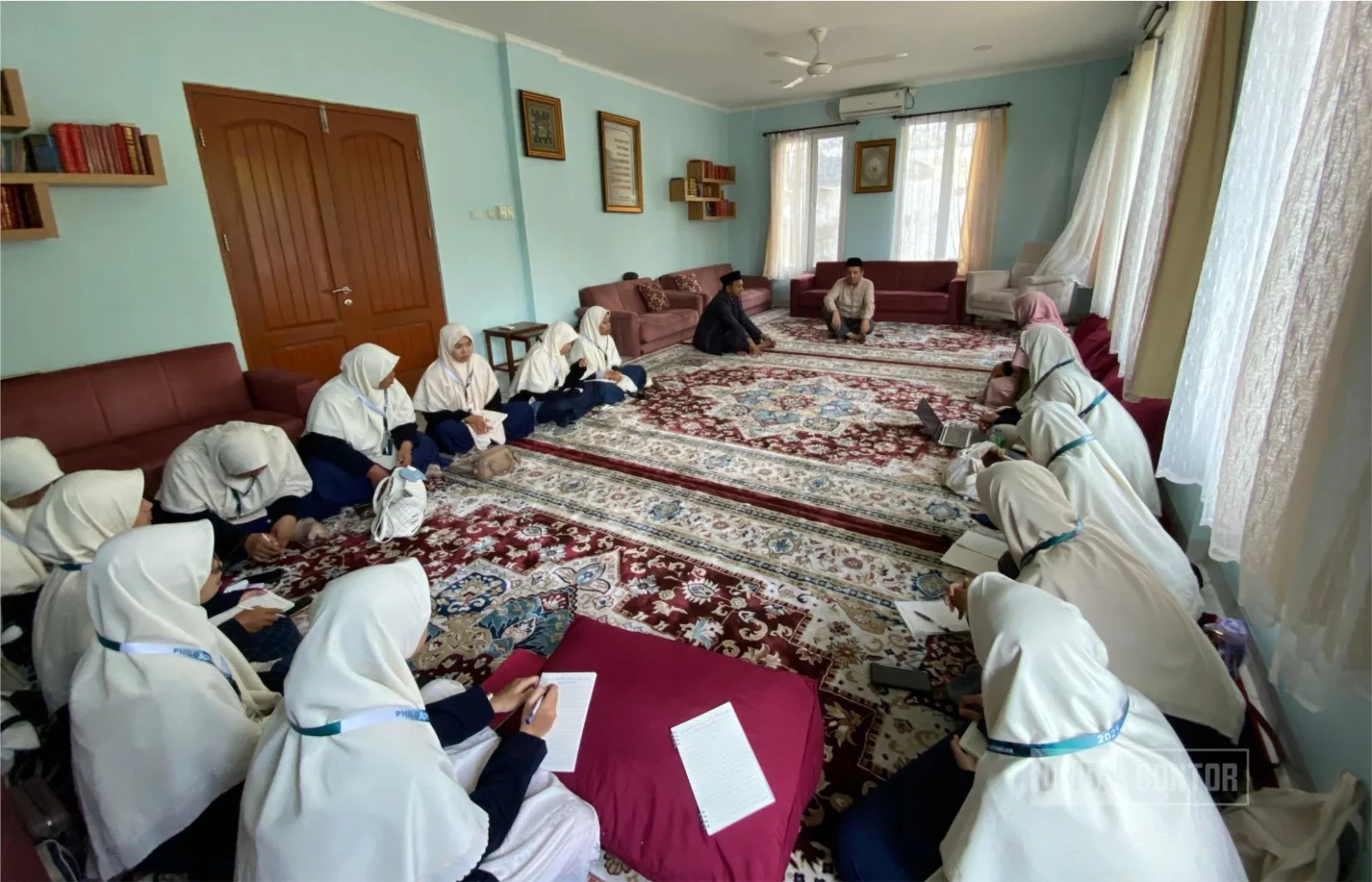 Mahasiswi AFI UNIDA Gontor mengikuti kegiatan SPL di Yayasan Nur Semesta, Ciputat, Tangerang Selatan, membahas pemuda dalam Risalah Nur Badiuzzaman Said Nursi.