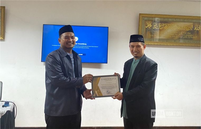 Mahasiswi AFI UNIDA Gontor mengikuti SPL di Pondok Pesantren Daarut Tauhid, Bandung—sesi Manajemen Qolbu bersama Ustadz Suherman Ar Razi, didampingi dosen pembimbing.