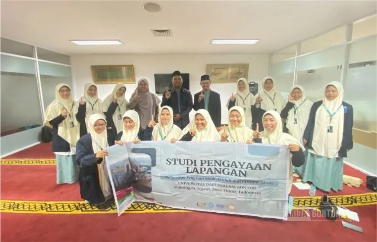 Mahasiswi AFI UNIDA Gontor mengikuti SPL di Pondok Pesantren Daarut Tauhid, Bandung—sesi Manajemen Qolbu bersama Ustadz Suherman Ar Razi, didampingi dosen pembimbing.