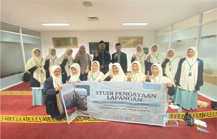 Mahasiswi AFI UNIDA Gontor mengikuti SPL di Pondok Pesantren Daarut Tauhid, Bandung—sesi Manajemen Qolbu bersama Ustadz Suherman Ar Razi, didampingi dosen pembimbing.