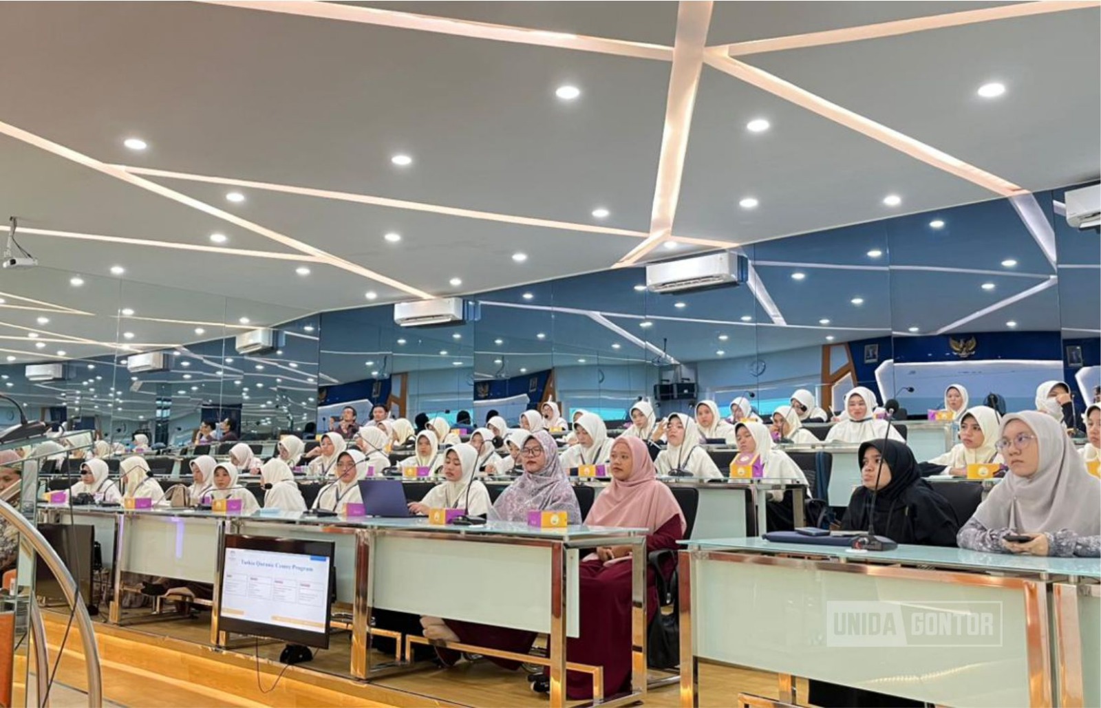 Mahasiswi IQT UNIDA Gontor mengikuti sesi materi Kesehatan Mental di Fakultas Psikologi UIN Sunan Gunung Djati Bandung.