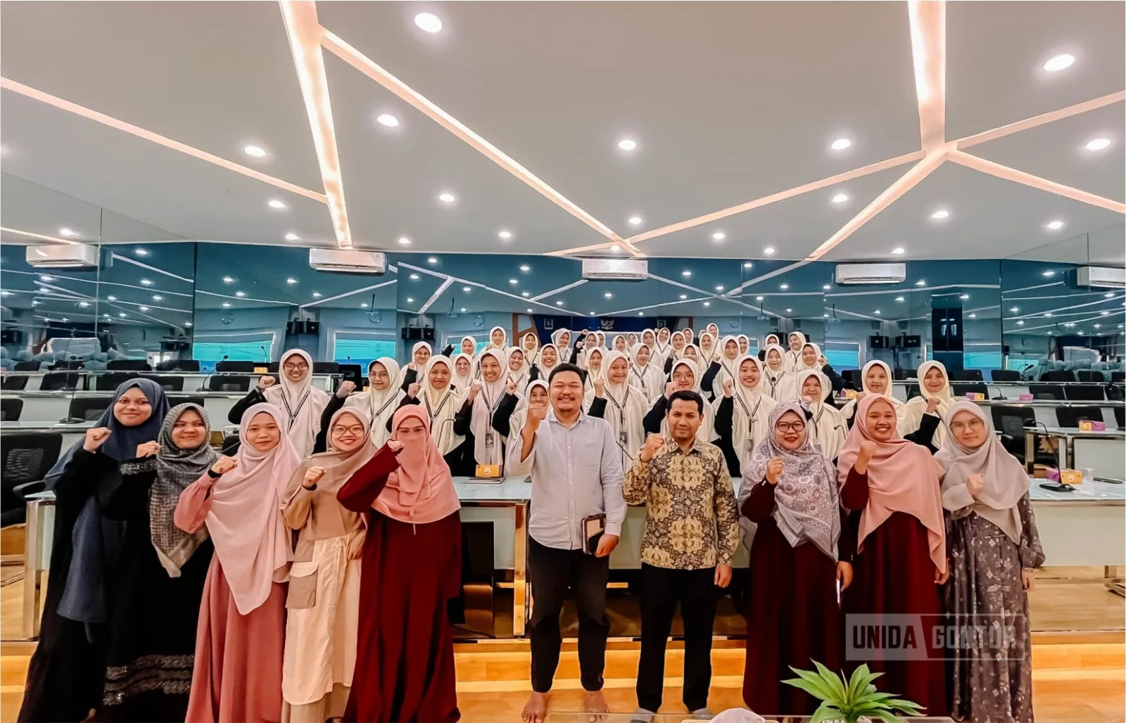 Mahasiswi IQT UNIDA Gontor mengikuti sesi materi Kesehatan Mental di Fakultas Psikologi UIN Sunan Gunung Djati Bandung.