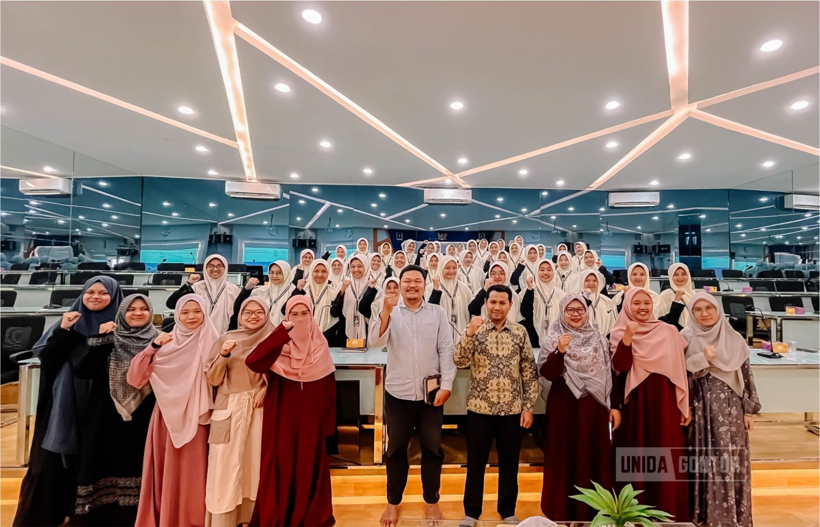 Mahasiswi IQT UNIDA Gontor mengikuti sesi materi Kesehatan Mental di Fakultas Psikologi UIN Sunan Gunung Djati Bandung.