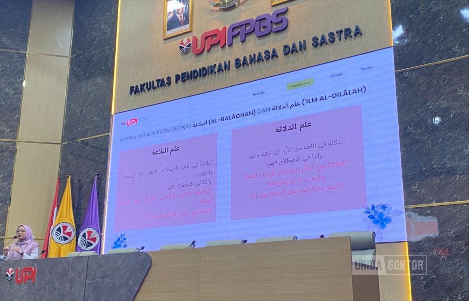 Mahasiswi IQT UNIDA Gontor Kelas C mengikuti SPL di Fakultas Bahasa dan Sastra UPI Bandung; Dr. Mia Nurmala memaparkan semantik–pragmatik Al-Qur’an.