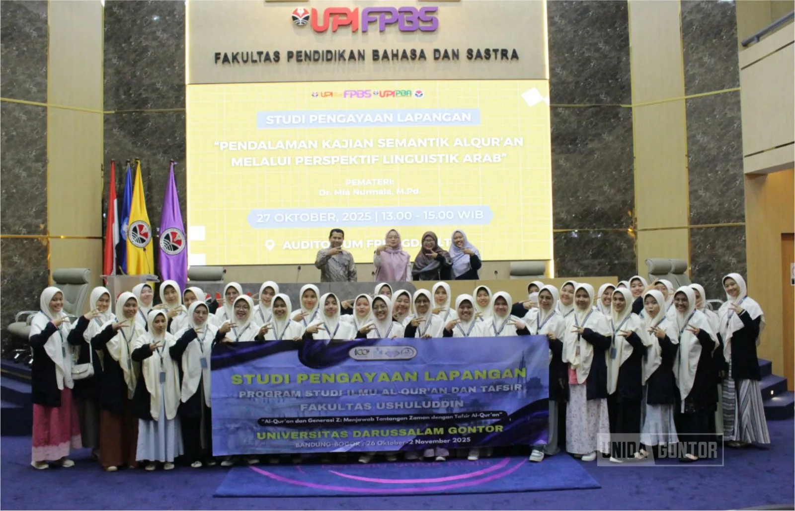 Mahasiswi IQT UNIDA Gontor Kelas C mengikuti SPL di Fakultas Bahasa dan Sastra UPI Bandung; Dr. Mia Nurmala memaparkan semantik–pragmatik Al-Qur’an.