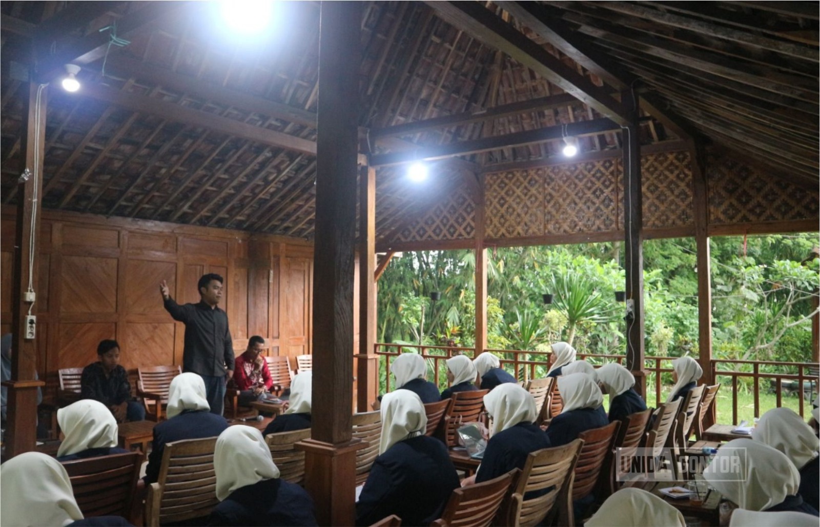 Mahasiswi PBA UNIDA Gontor mengikuti SPL di El-Kaffah Center Malang, menyimak pemaparan strategi manajemen dan marketing kursus bahasa Arab serta sesi tanya jawab.