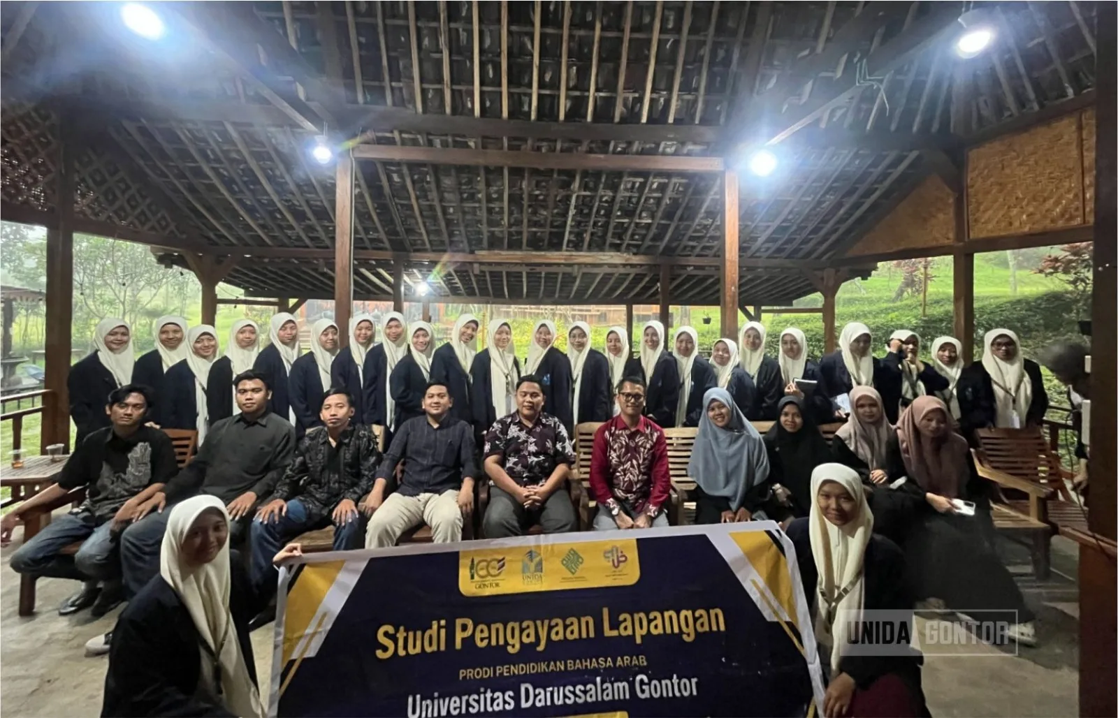 Mahasiswi PBA UNIDA Gontor mengikuti SPL di El-Kaffah Center Malang, menyimak pemaparan strategi manajemen dan marketing kursus bahasa Arab serta sesi tanya jawab.