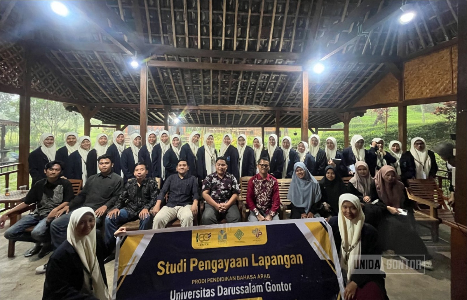 Mahasiswi PBA UNIDA Gontor mengikuti SPL di El-Kaffah Center Malang, menyimak pemaparan strategi manajemen dan marketing kursus bahasa Arab serta sesi tanya jawab.