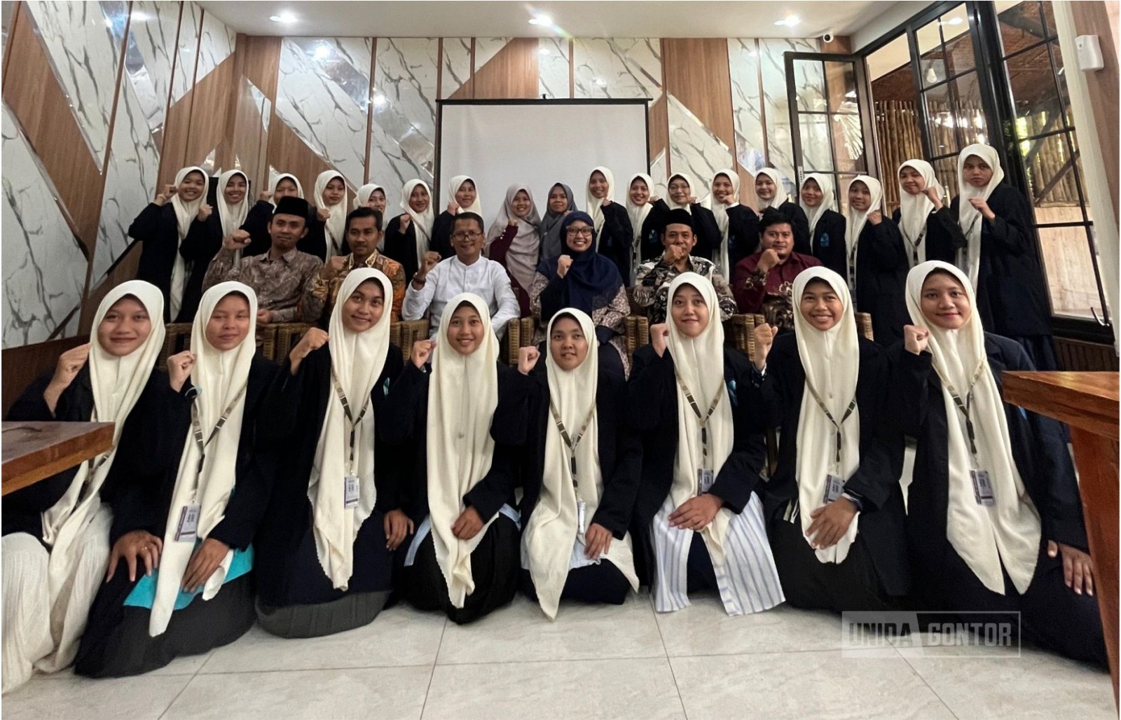 Mahasiswi PBA UNIDA Gontor mengikuti SPL bertema teknologi digital pembelajaran bahasa Arab di Ocean Garden Malang bersama Dr. Zakiyah Arifa.