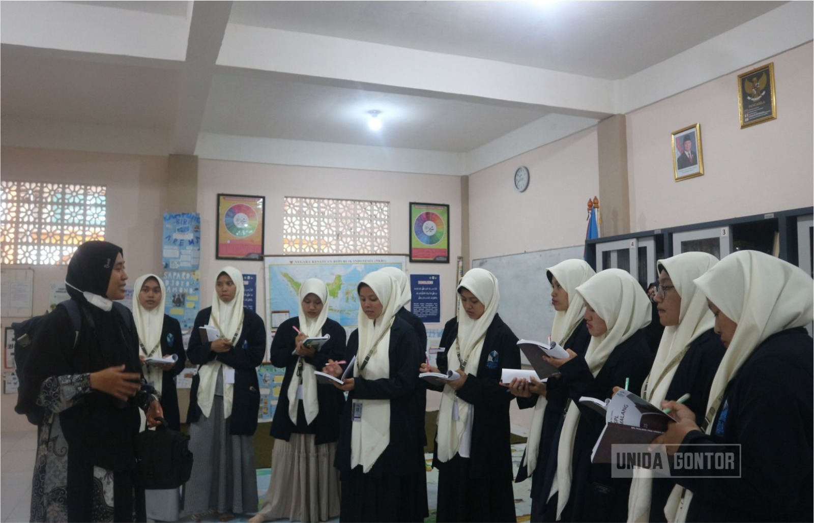 Mahasiswi PBA UNIDA Gontor SPL di MA Al-Umm Malang; observasi pembelajaran Bahasa Arab kelas XII bertema “الدراسة في الجامعة”, didampingi dosen dan pengurus yayasan, 28 Oktober 2025.