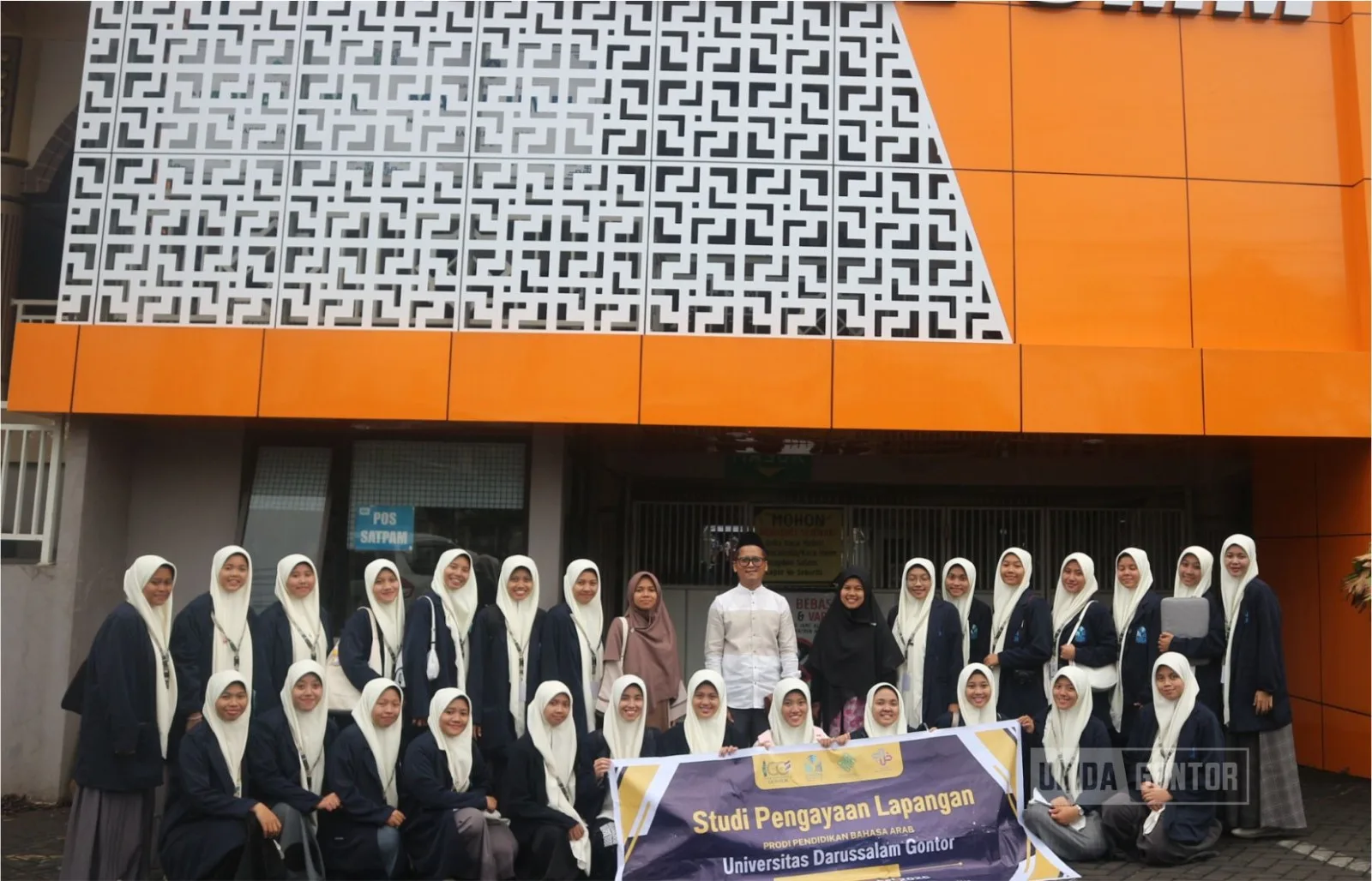 Mahasiswi PBA UNIDA Gontor SPL di MA Al-Umm Malang; observasi pembelajaran Bahasa Arab kelas XII bertema “الدراسة في الجامعة”, didampingi dosen dan pengurus yayasan, 28 Oktober 2025.