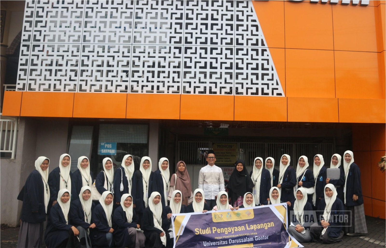 Mahasiswi PBA UNIDA Gontor SPL di MA Al-Umm Malang; observasi pembelajaran Bahasa Arab kelas XII bertema “الدراسة في الجامعة”, didampingi dosen dan pengurus yayasan, 28 Oktober 2025.