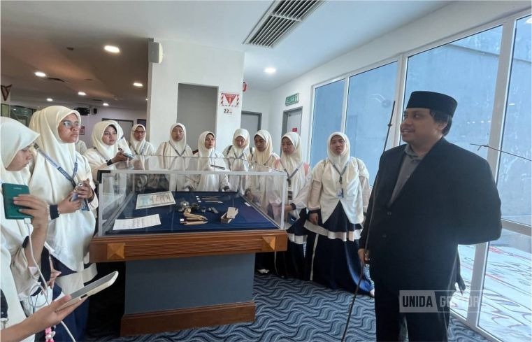 Mahasiswi Prodi Studi Agama-Agama UNIDA Gontor tur Kompleks Nasyrul Qur’an Putrajaya, dipandu Brother Umar Abdul Aziz, mengamati proses percetakan mushaf.