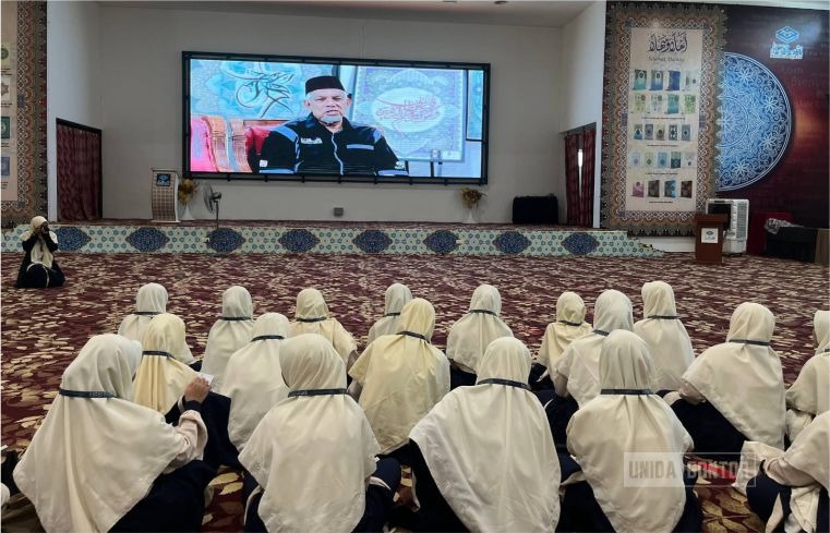 Mahasiswi Prodi Studi Agama-Agama UNIDA Gontor tur Kompleks Nasyrul Qur’an Putrajaya, dipandu Brother Umar Abdul Aziz, mengamati proses percetakan mushaf.