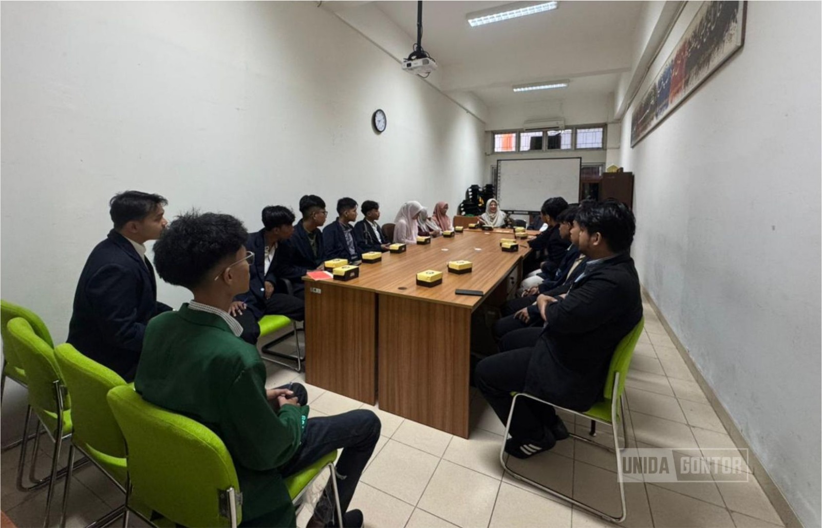 Mahasiswa dan dosen Prodi Perbandingan Madzhab UNIDA Gontor dan UIN Sunan Kalijaga berfoto bersama setelah pembukaan program Seat in Class di Yogyakarta.