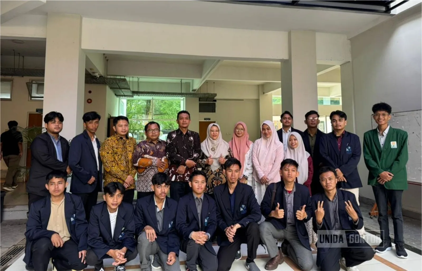 Mahasiswa dan dosen Prodi Perbandingan Madzhab UNIDA Gontor dan UIN Sunan Kalijaga berfoto bersama setelah pembukaan program Seat in Class di Yogyakarta.