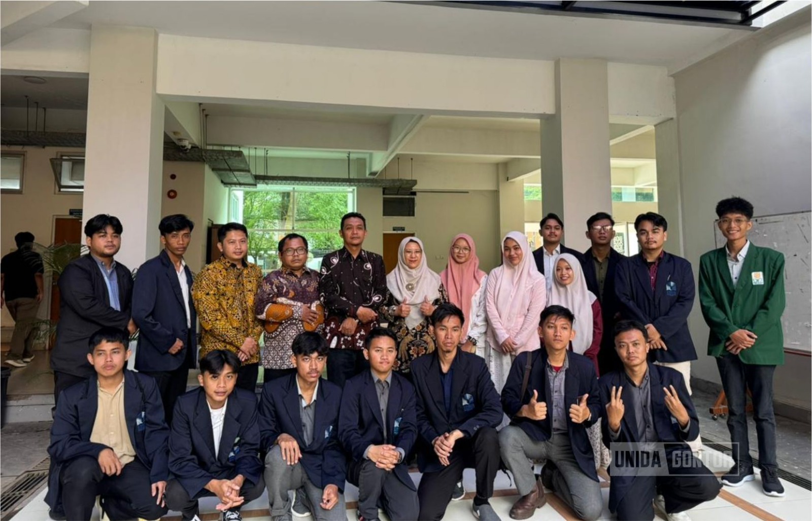 Mahasiswa dan dosen Prodi Perbandingan Madzhab UNIDA Gontor dan UIN Sunan Kalijaga berfoto bersama setelah pembukaan program Seat in Class di Yogyakarta.