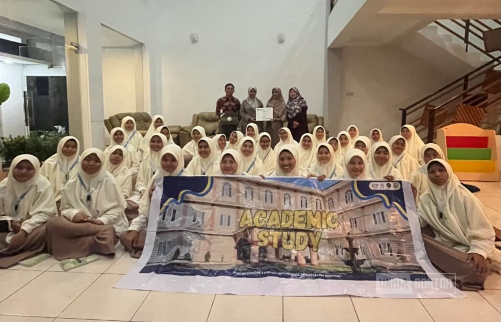 Mahasiswi Hukum Ekonomi Syariah UNIDA Gontor mengikuti sesi sharing profesi advokat bersama LBH Citra Mulia di Villa Timoho 2.