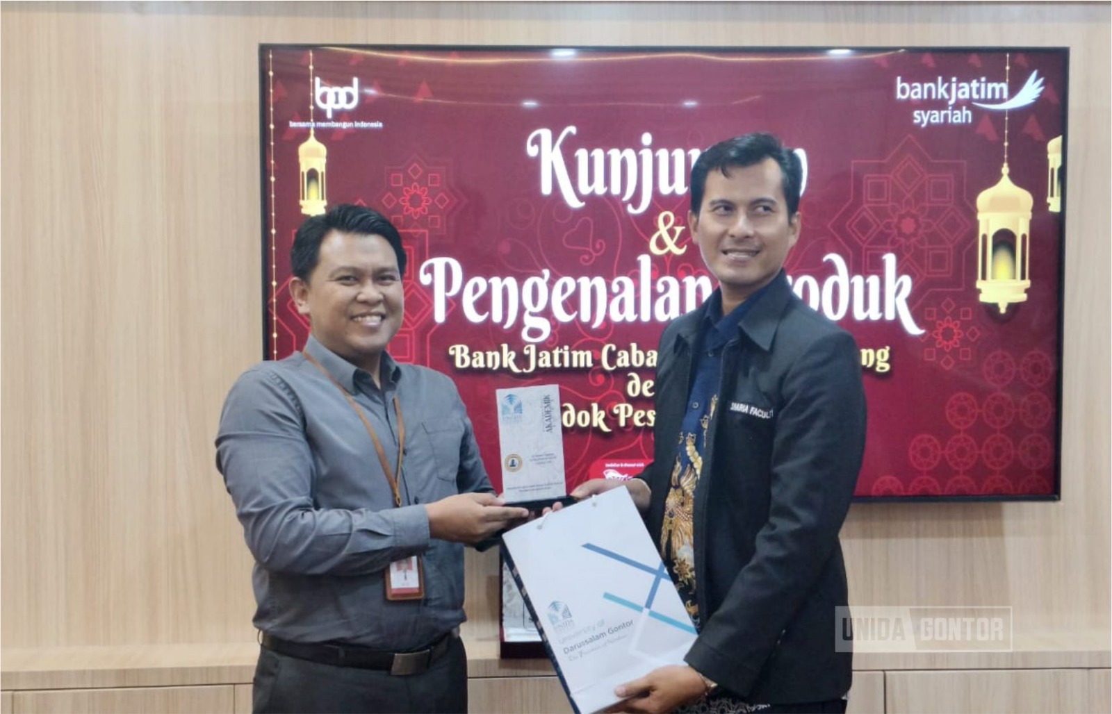 Mahasiswa HES UNIDA Gontor mengikuti pemaparan produk dan layanan perbankan syariah serta sistem intermediasi modern di Bank Jatim Cabang Syariah Malang.