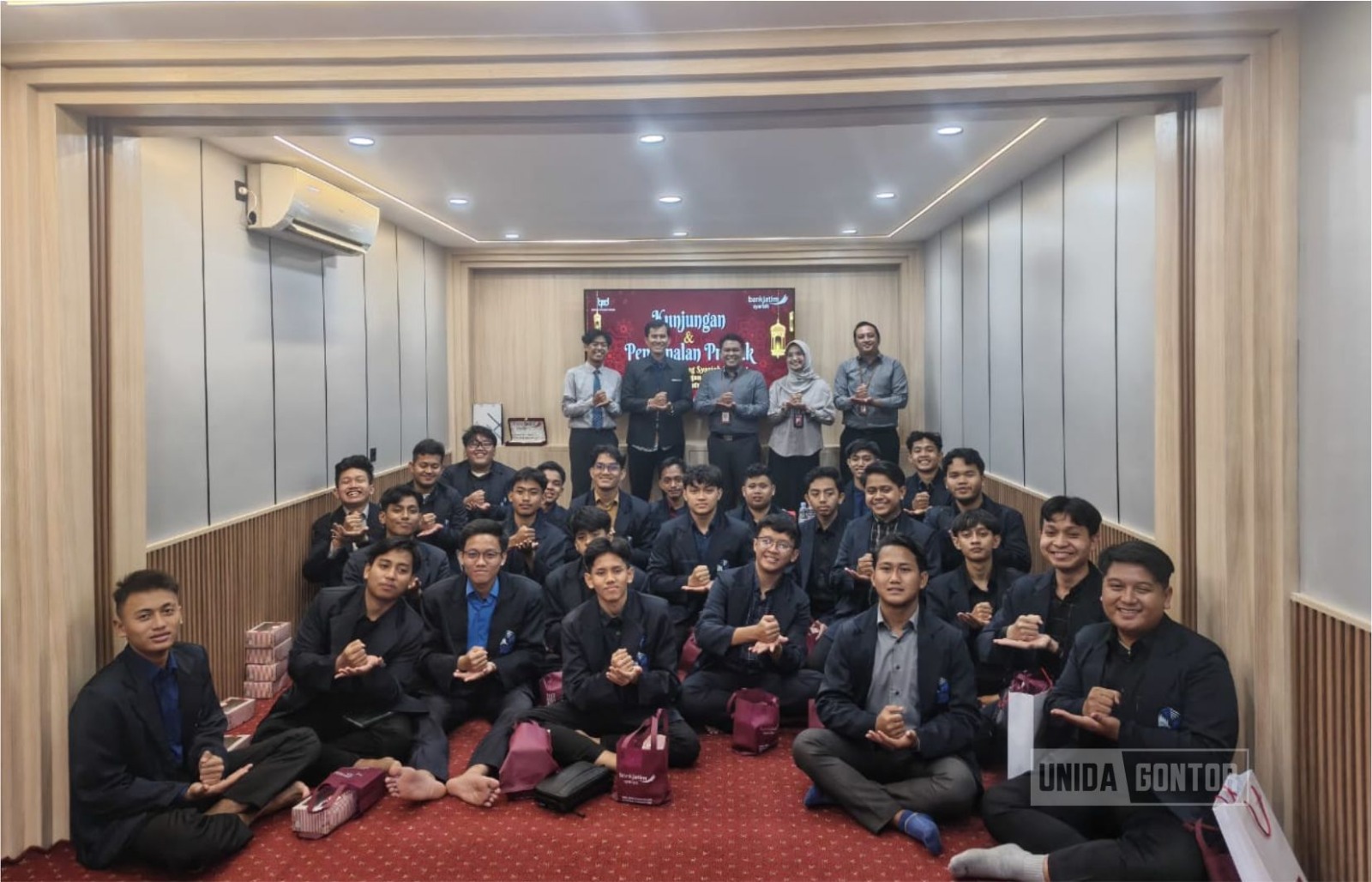 Mahasiswa HES UNIDA Gontor mengikuti pemaparan produk dan layanan perbankan syariah serta sistem intermediasi modern di Bank Jatim Cabang Syariah Malang.