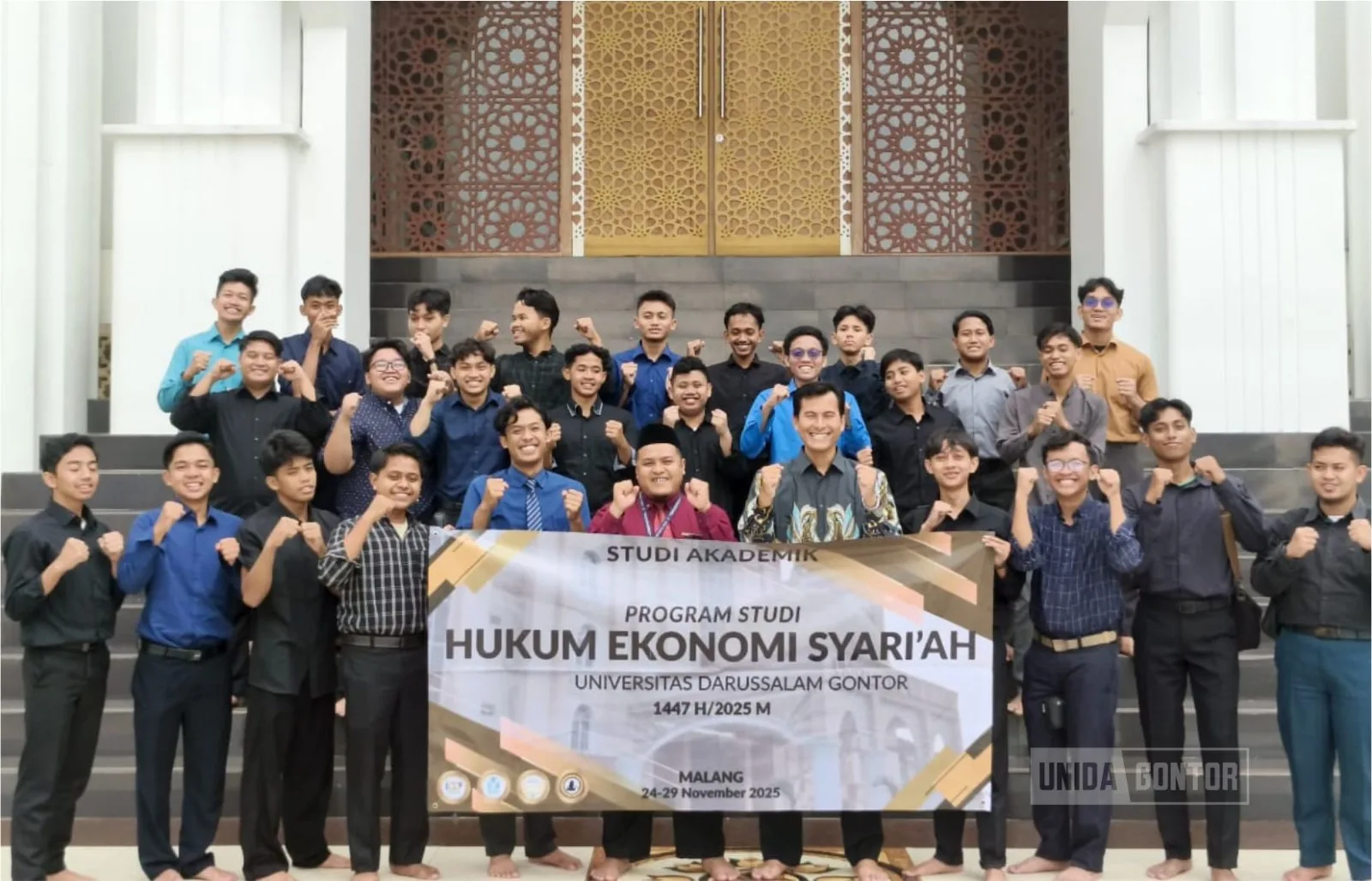 Mahasiswa HES UNIDA Gontor mengikuti Studi Akademik di Ma'had Al-Izzah Kota Batu Putra bersama dosen pembimbing.