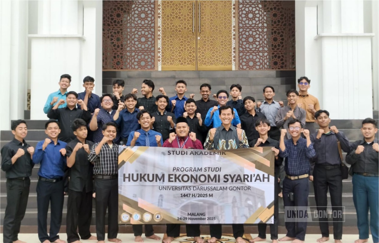 Mahasiswa HES UNIDA Gontor mengikuti Studi Akademik di Ma'had Al-Izzah Kota Batu Putra bersama dosen pembimbing.