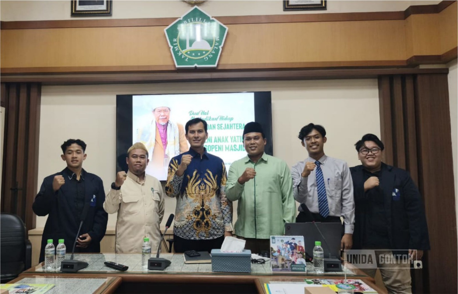 Mahasiswa Hukum Ekonomi Syariah UNIDA Gontor mengikuti pemaparan studi akademik tentang strategi pengelolaan ZIS di kantor LAZIS Sabilillah Malang.