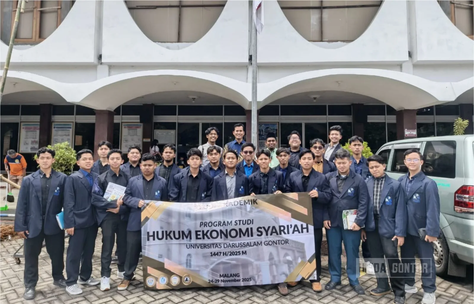 Mahasiswa Hukum Ekonomi Syariah UNIDA Gontor mengikuti pemaparan studi akademik tentang strategi pengelolaan ZIS di kantor LAZIS Sabilillah Malang.
