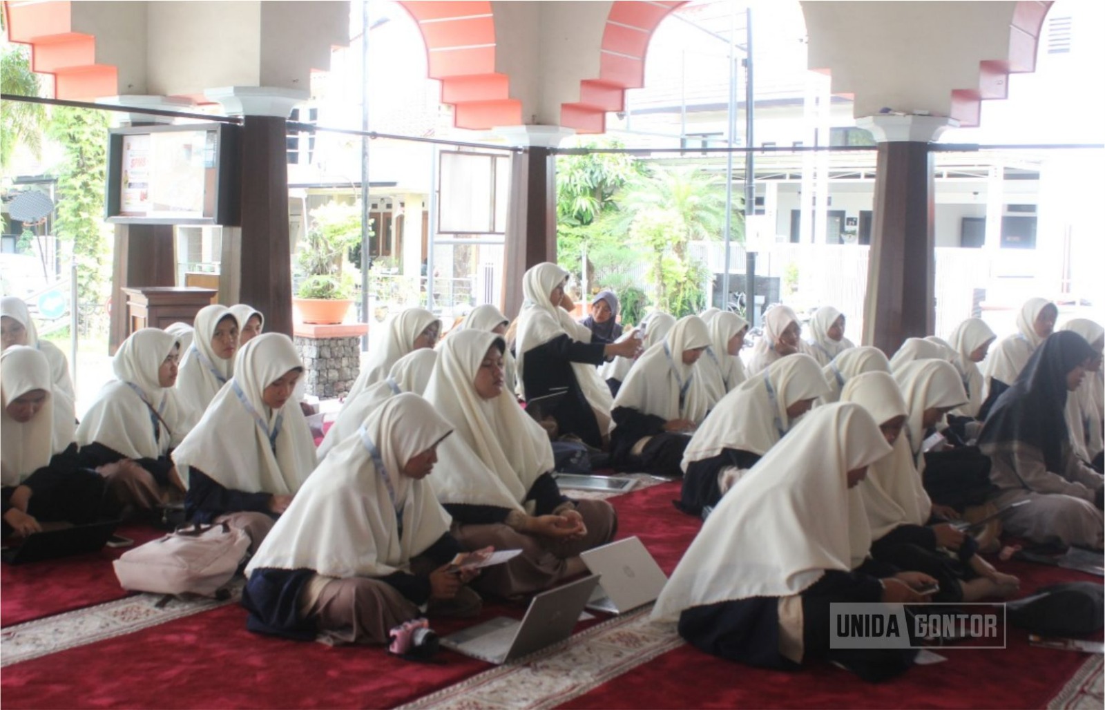 Mahasiswi IQT UNIDA Gontor belajar inklusi Qur’ani di Yayasan Griya Qur’an Difabel Malang bersama Ustadz Try Febri Khoirun Nidhom.