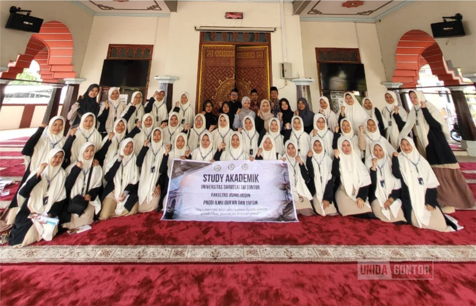 Mahasiswi IQT UNIDA Gontor belajar inklusi Qur’ani di Yayasan Griya Qur’an Difabel Malang bersama Ustadz Try Febri Khoirun Nidhom.