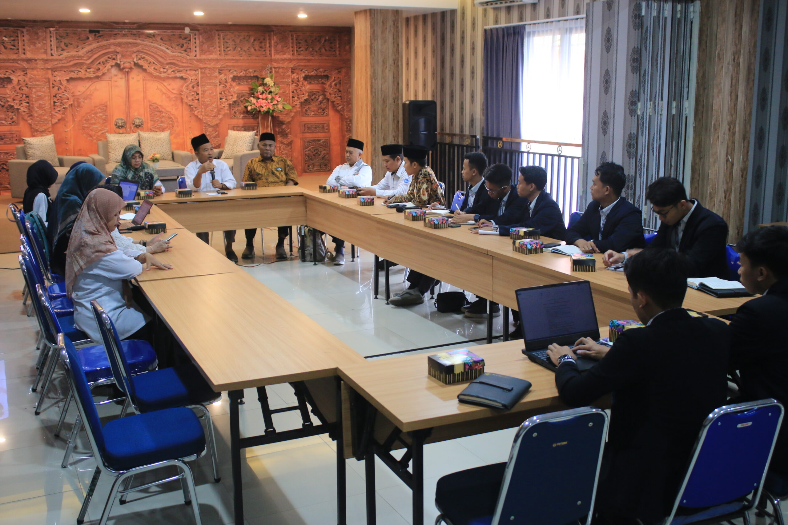Mahasiswa Program Studi Ilmu Al-Qur’an dan Tafsir UNIDA Gontor mengikuti Studi Akademik di Surakarta, Yogyakarta, dan Magelang bersama dosen pembimbing.