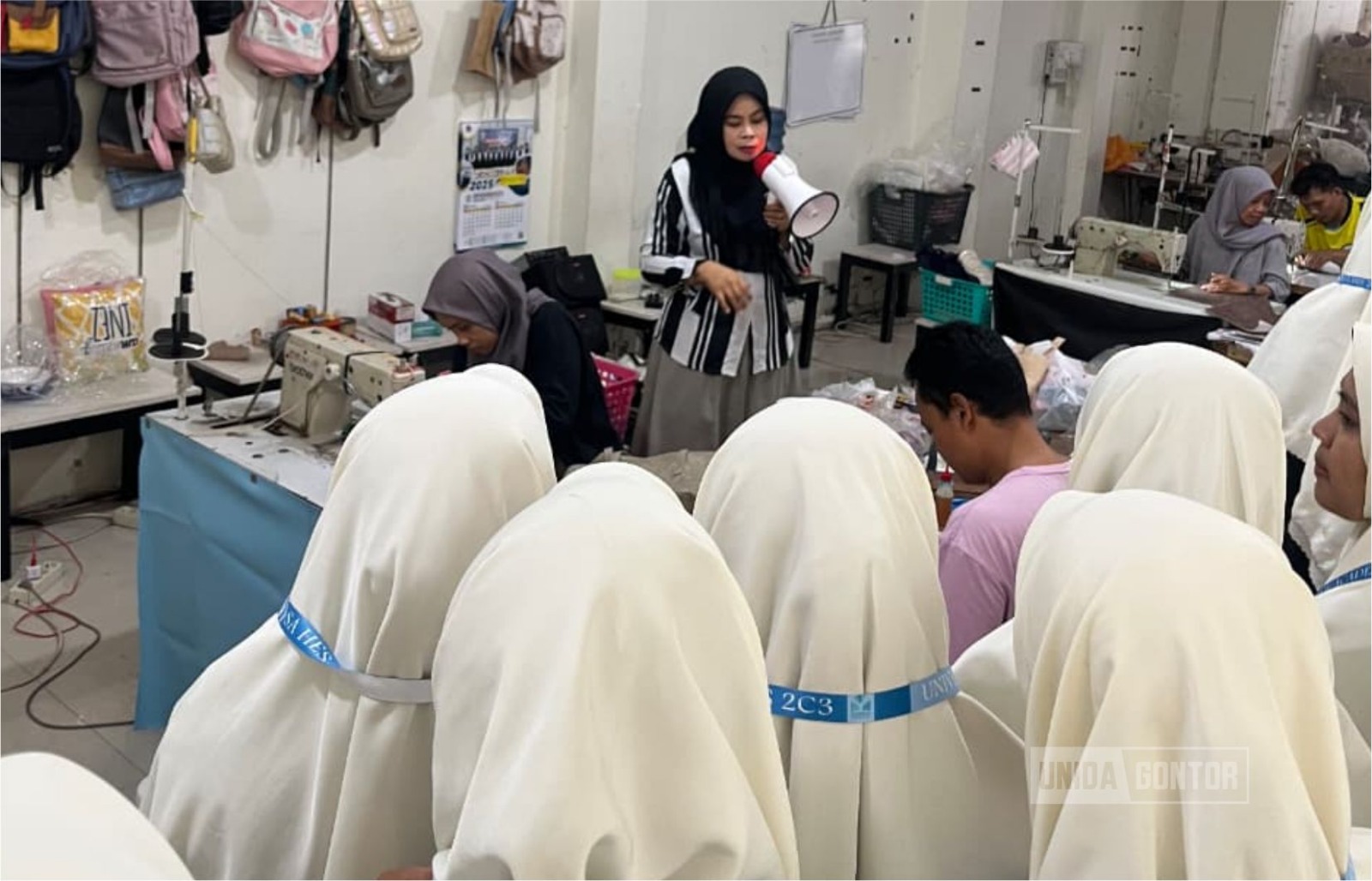 Mahasiswi Program Studi Hukum Ekonomi Syariah UNIDA Gontor berfoto bersama narasumber Kak Ninuk dan dosen pendamping saat Studi Akademik di Rumah Warna Jogjakarta.