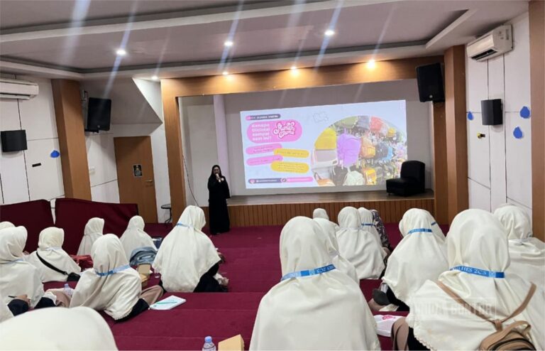 Mahasiswi Program Studi Hukum Ekonomi Syariah UNIDA Gontor berfoto bersama narasumber Kak Ninuk dan dosen pendamping saat Studi Akademik di Rumah Warna Jogjakarta.