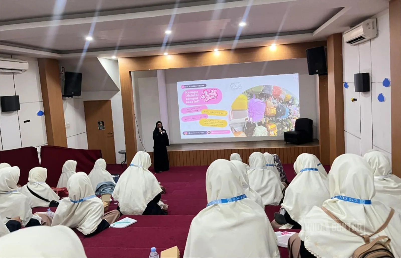 Mahasiswi Program Studi Hukum Ekonomi Syariah UNIDA Gontor berfoto bersama narasumber Kak Ninuk dan dosen pendamping saat Studi Akademik di Rumah Warna Jogjakarta.