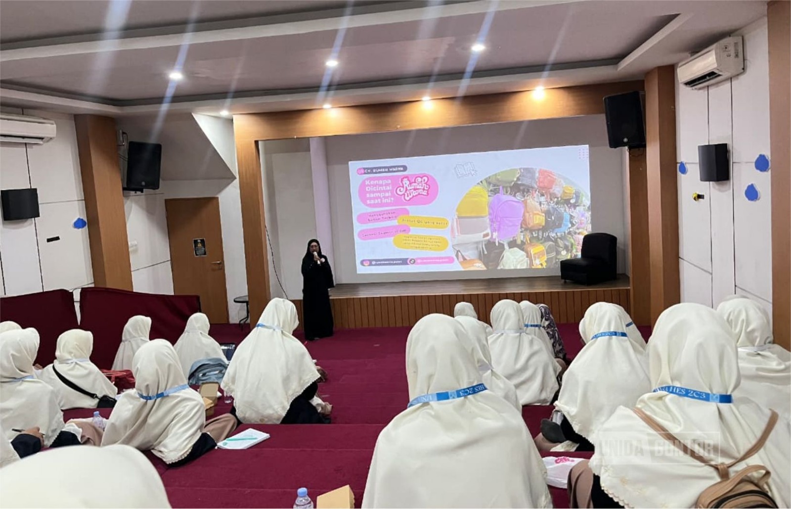 Mahasiswi Program Studi Hukum Ekonomi Syariah UNIDA Gontor berfoto bersama narasumber Kak Ninuk dan dosen pendamping saat Studi Akademik di Rumah Warna Jogjakarta.