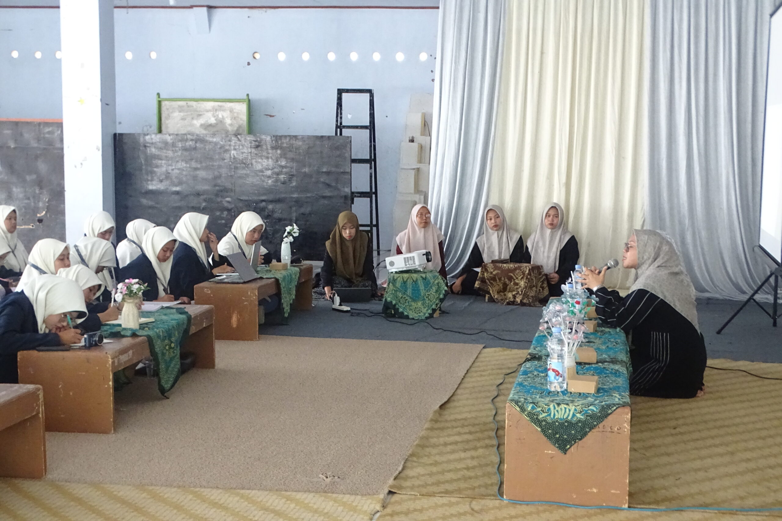 Mahasiswi IQT UNIDA Gontor bersama pimpinan dan pengurus Pondok Pesantren Tahfidz Al-Asy’ariyyah Kalibeber Wonosobo saat studi akademik tentang metode tahfidz Al-Qur’an.