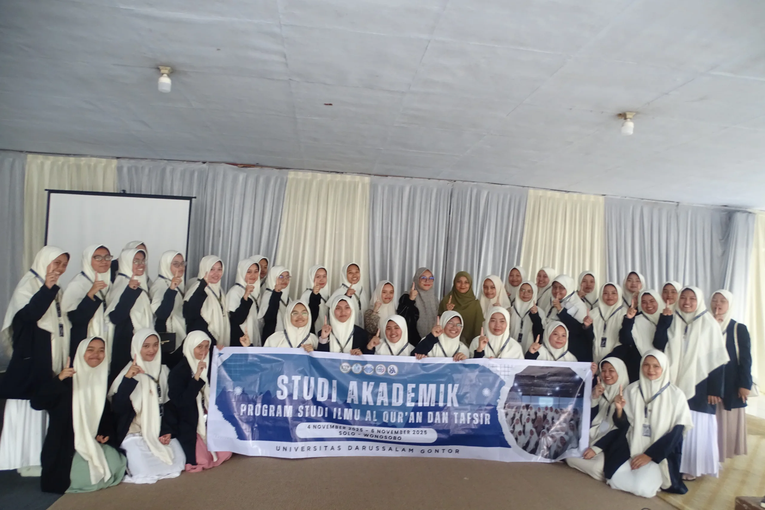 Mahasiswi IQT UNIDA Gontor bersama pimpinan dan pengurus Pondok Pesantren Tahfidz Al-Asy’ariyyah Kalibeber Wonosobo saat studi akademik tentang metode tahfidz Al-Qur’an.
