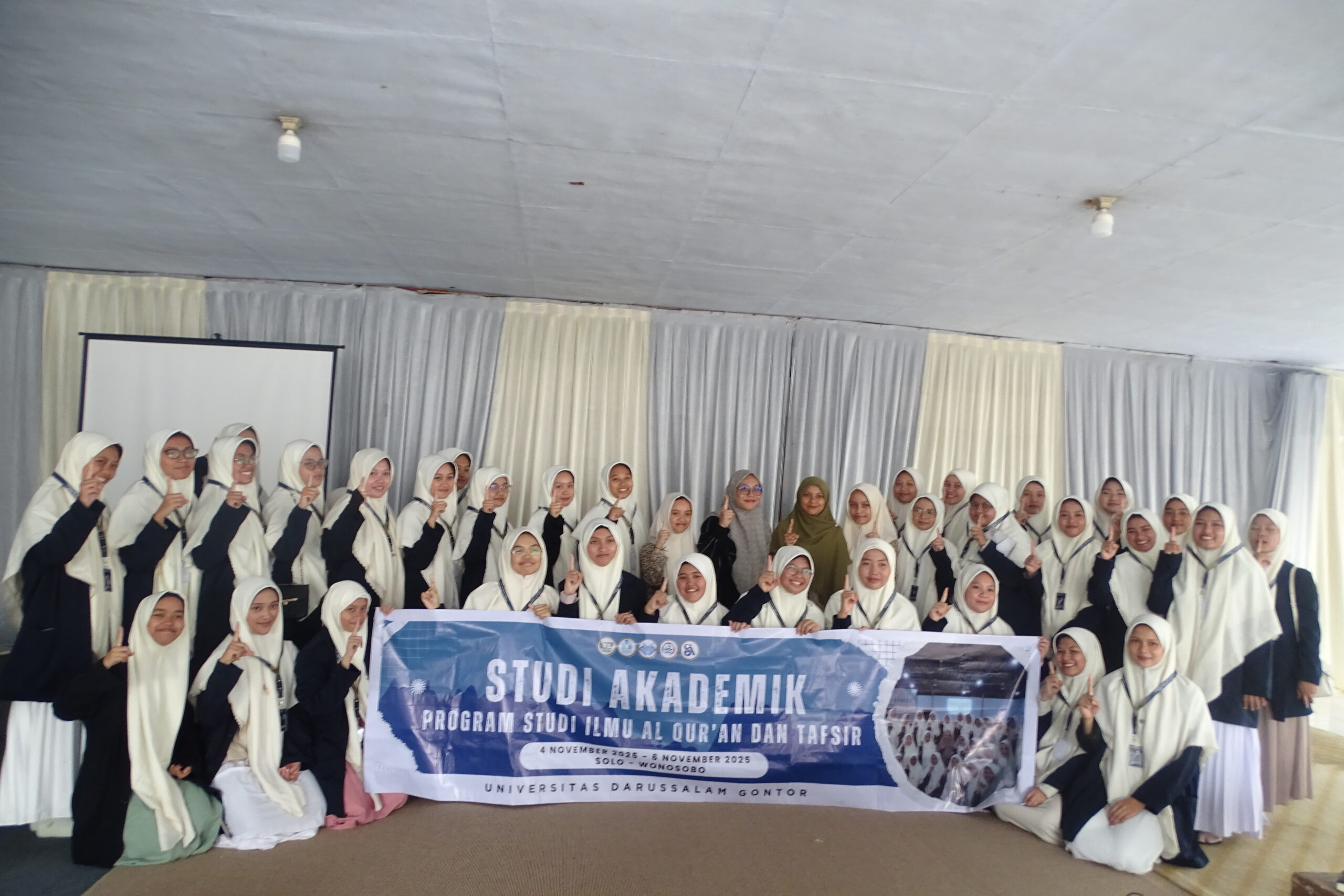 Mahasiswi IQT UNIDA Gontor bersama pimpinan dan pengurus Pondok Pesantren Tahfidz Al-Asy’ariyyah Kalibeber Wonosobo saat studi akademik tentang metode tahfidz Al-Qur’an.